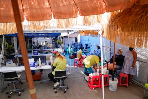 Las autoridades esperan que entre las medidas impuestas y la concienciación de los residentes de usar las mascarillas al salir de casa ayuden a retomar el control de la pandemia en California.