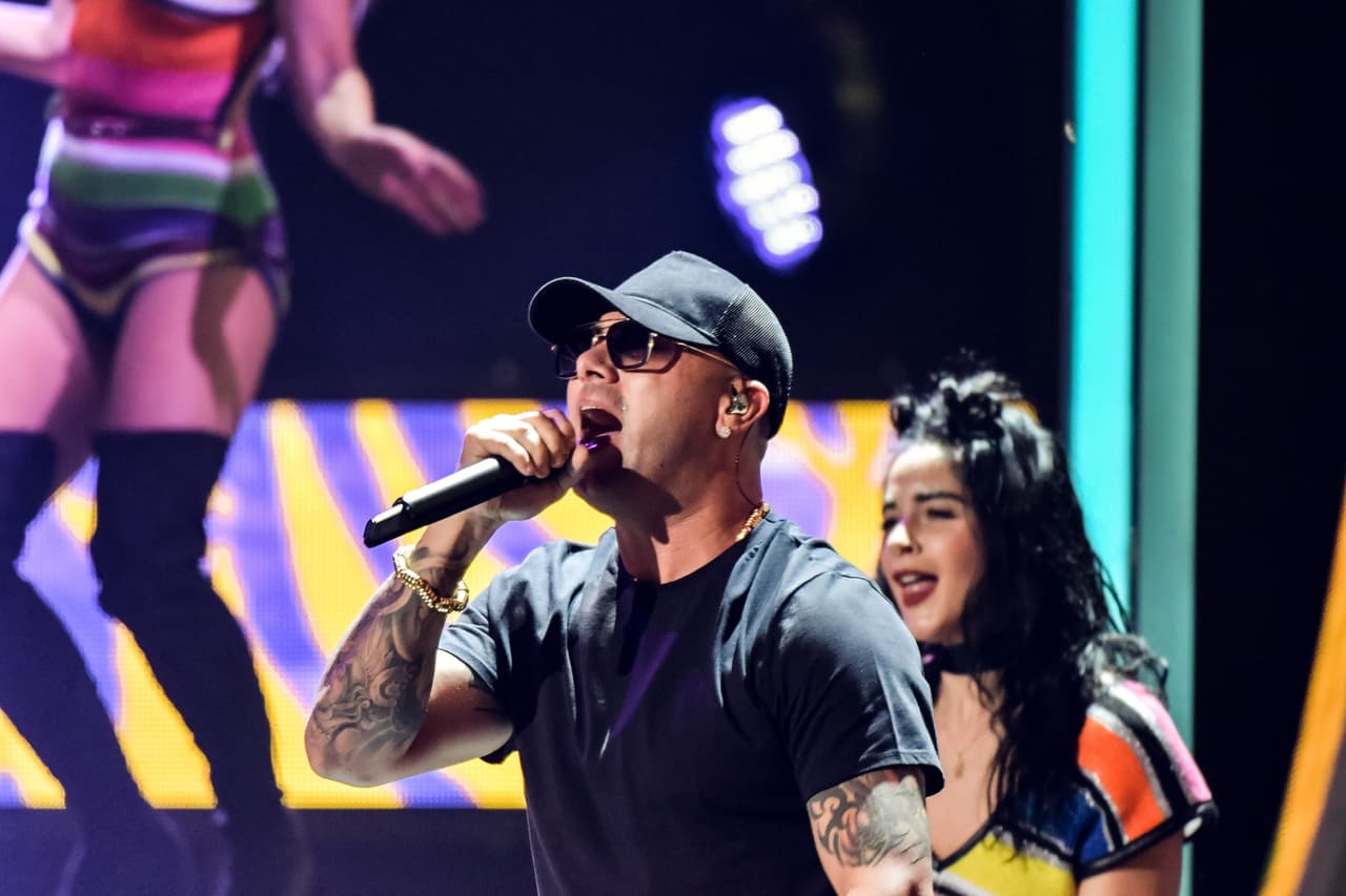 Wisin también llegó a ensayar y lo hizo de maravilla.
