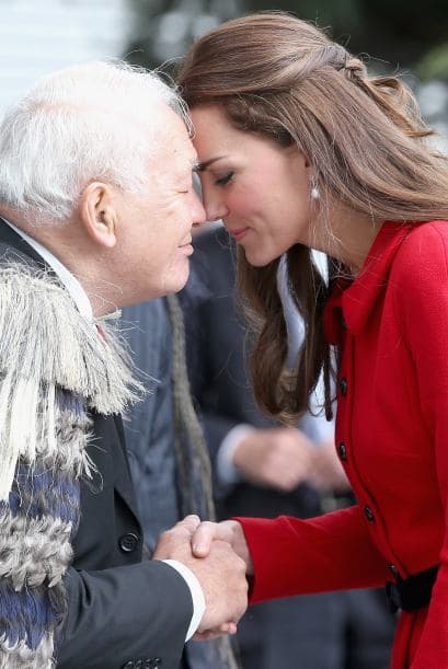 Pero Kate sabe cumplir con porte y orgullo tan importante tarea, ser la cara hermosa de la familia real. Más videos de Chismes aquí.