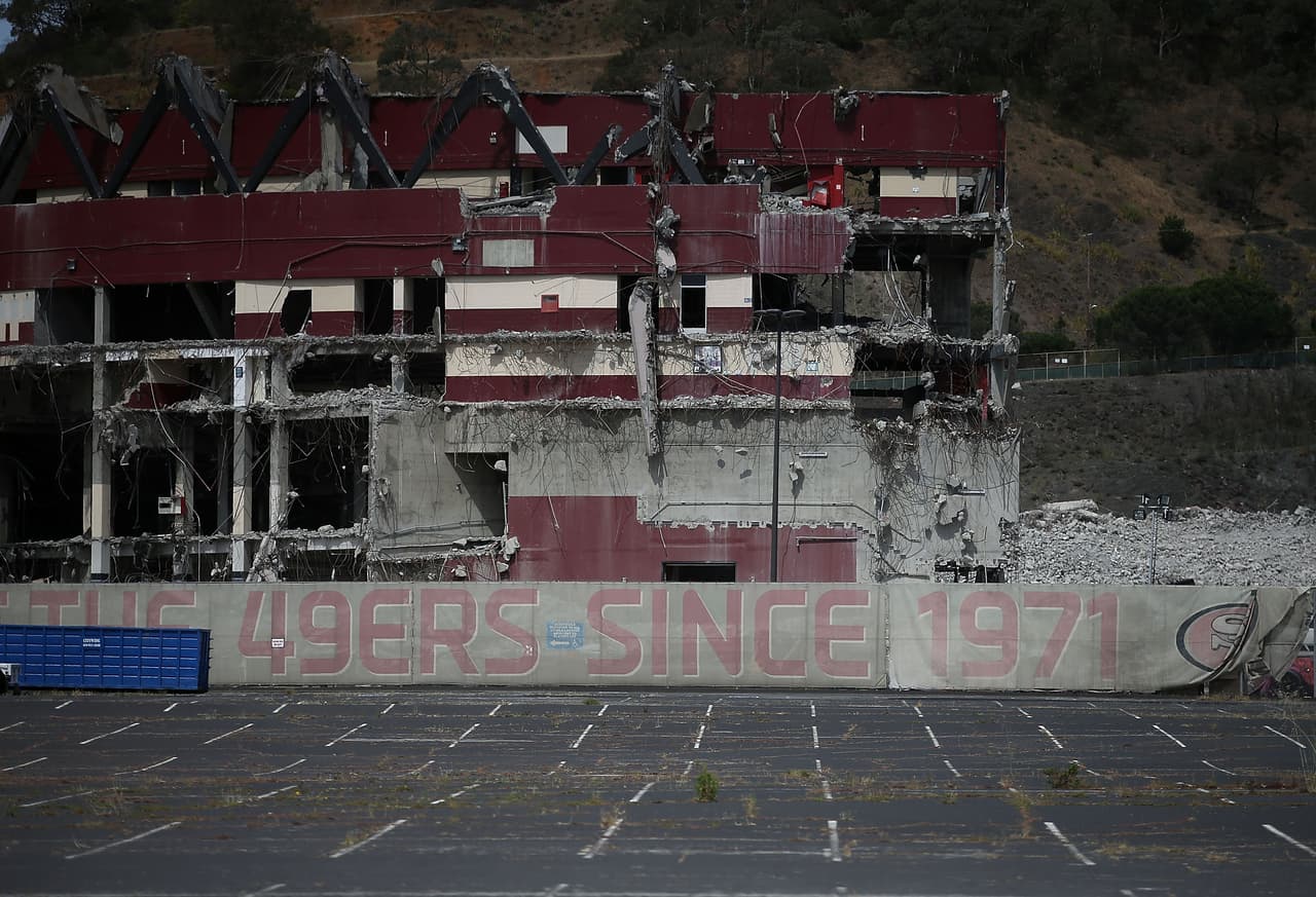 La demolición de la excasa de los Gigantes y los 49ers llegó a su fase final.