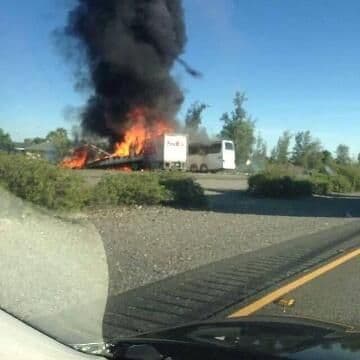El camión que transportaba estudiantes chocó contra un autobús de la empresa FedEx y otro vehículo particular. Imagen tomada de Twitter.