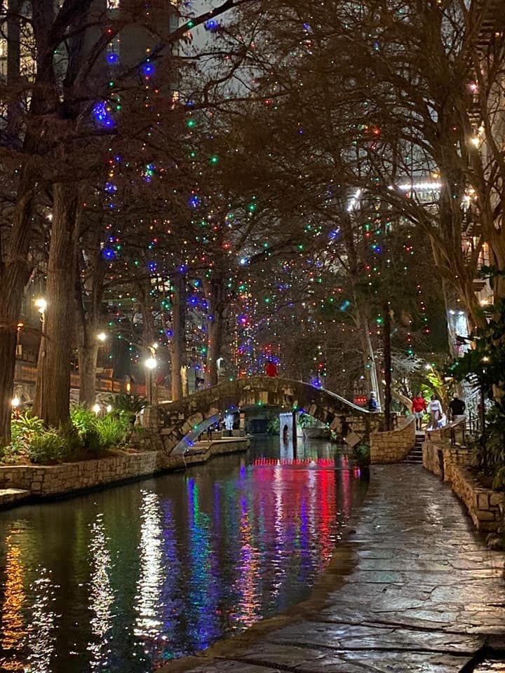La ceremonia oficial de iluminación del River Walk se llevará a cabo durante el Ford Holiday River Parade este 26 de noviembre.