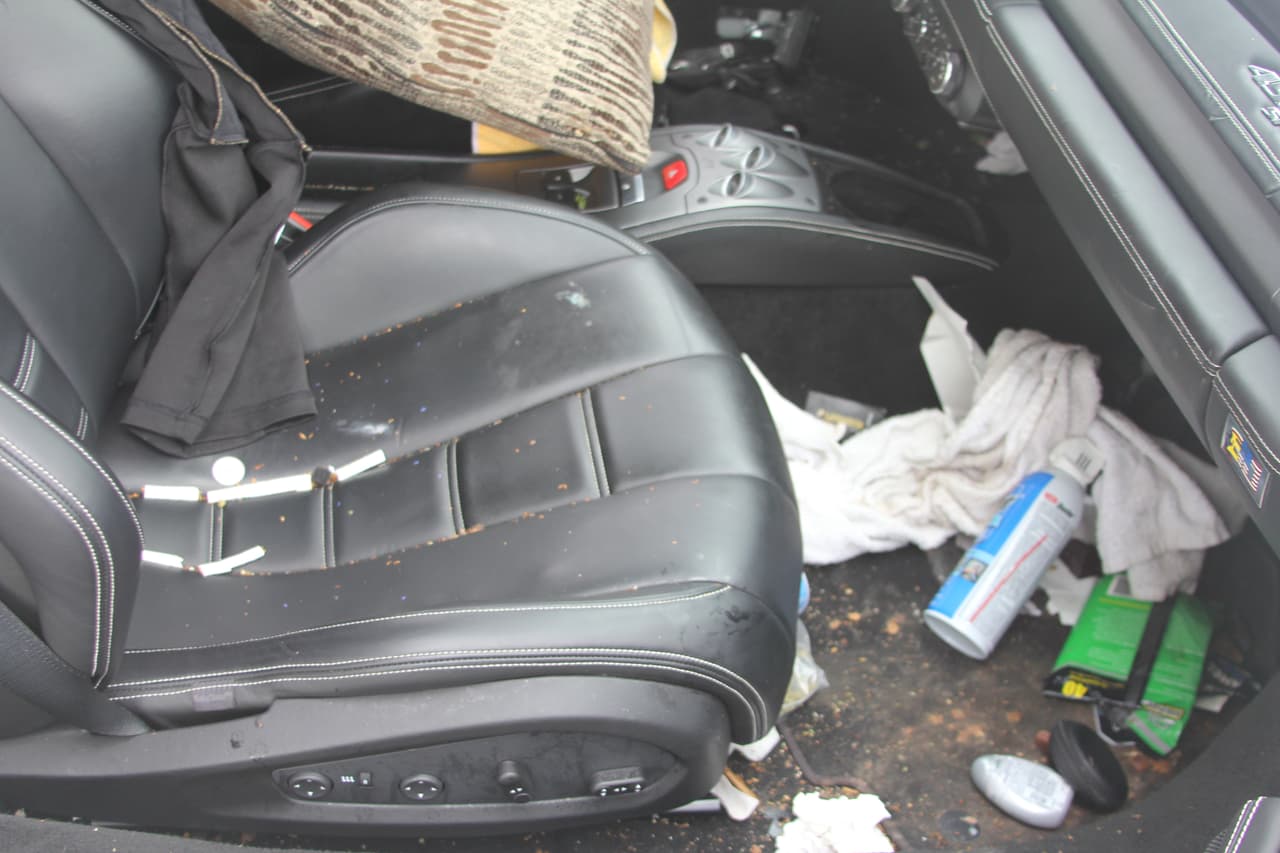 El interior del Ferrari, valorado en 240,000 dólares, estaba repleto de basura, cigarrillos y otros desechos.