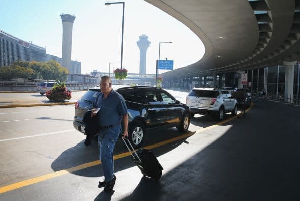Un hombre que intentó incendiarse en el sótano del centro de control de tráfico aéreo en Aurora provocó la suspensión de operaciones en O'Hare y Midway. 