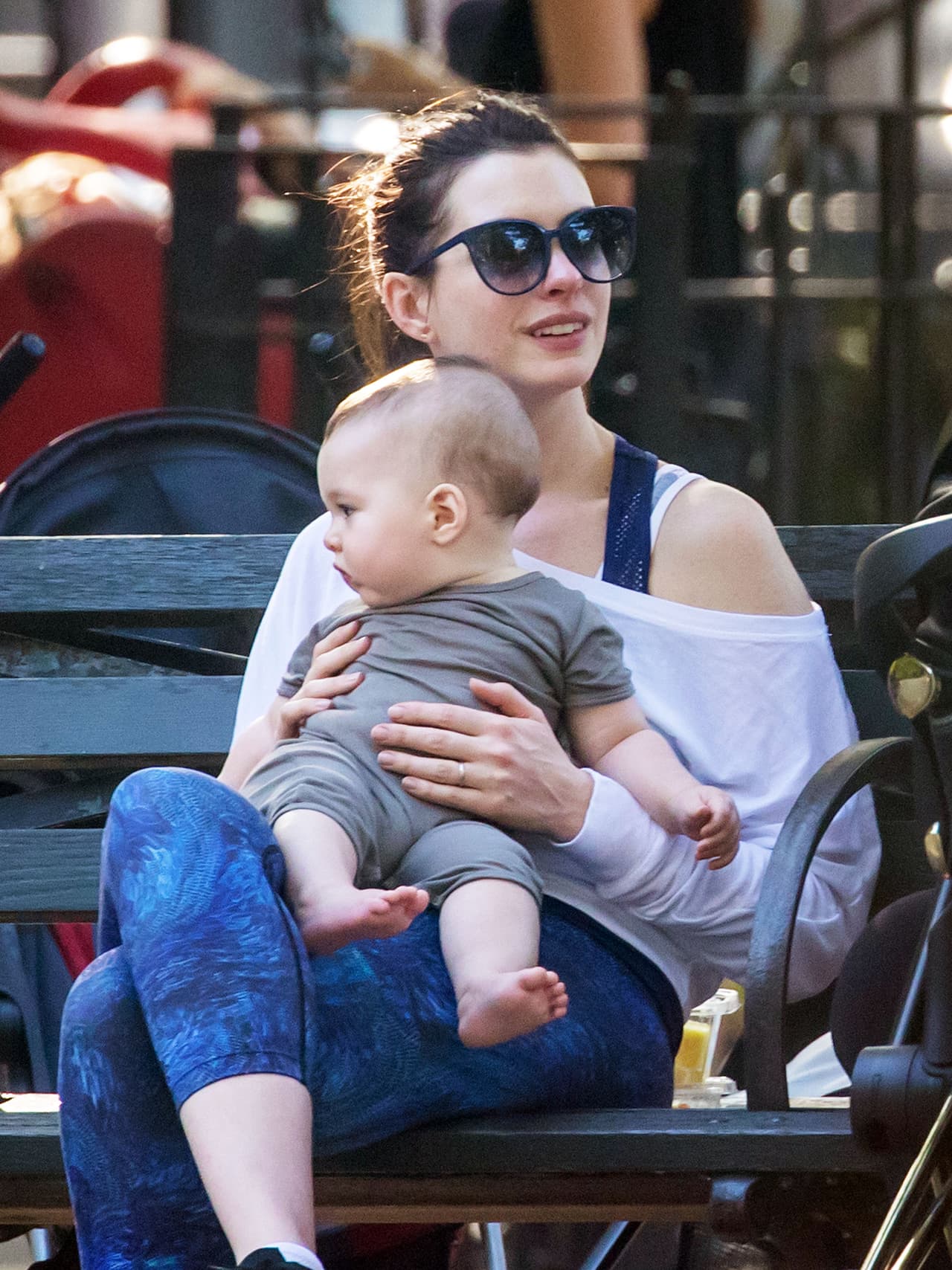 Anne Hathaway y su bebé Jonathan en el parque. ¡Hermosos!