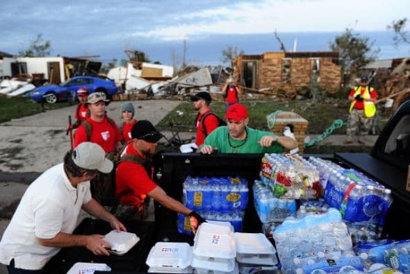 Asimismo, voluntarios de Mercy Chefs reparten comida caliente a las personas que lo perdieron todo.