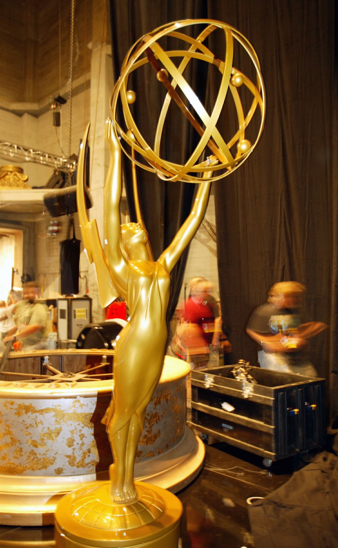 La estatuilla de los Emmys fue creada por el diseñador televisivo e ingeniero Louis McManus, quien utilizó a su esposa como modelo.