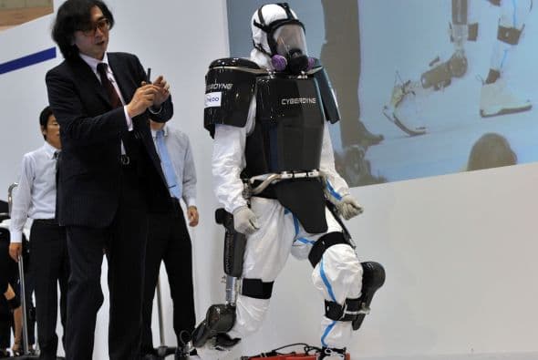 La empresa japonesa Cyberdyne y un equipo de investigación de la universidad de Tsukuba (este de Japón) presentaron en Tokio un traje robótico pensado para trabajar en condiciones de alta radiación durante accidentes nucleares, informó Efe.