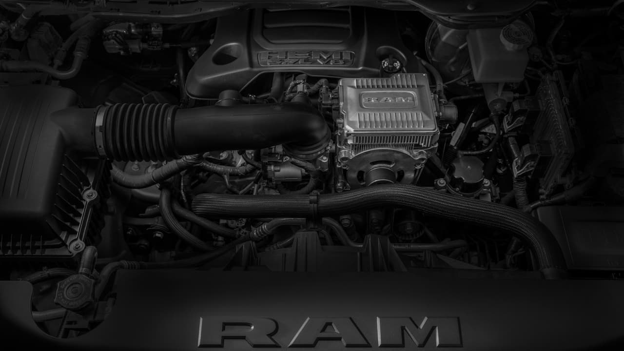 El menú de motorizaciones de la Ram 1500 2019 ofrece el versátil motor 
<b>Pentastar V6 de 3.6 litros</b> en este caso produciendo 305 caballos de fuerza y el
<b> HEMI V8 de 5.7 litros</b> con 395 caballos de fuerza y está equipada con una transmisión automática TorqueFlite de 8 velocidades.