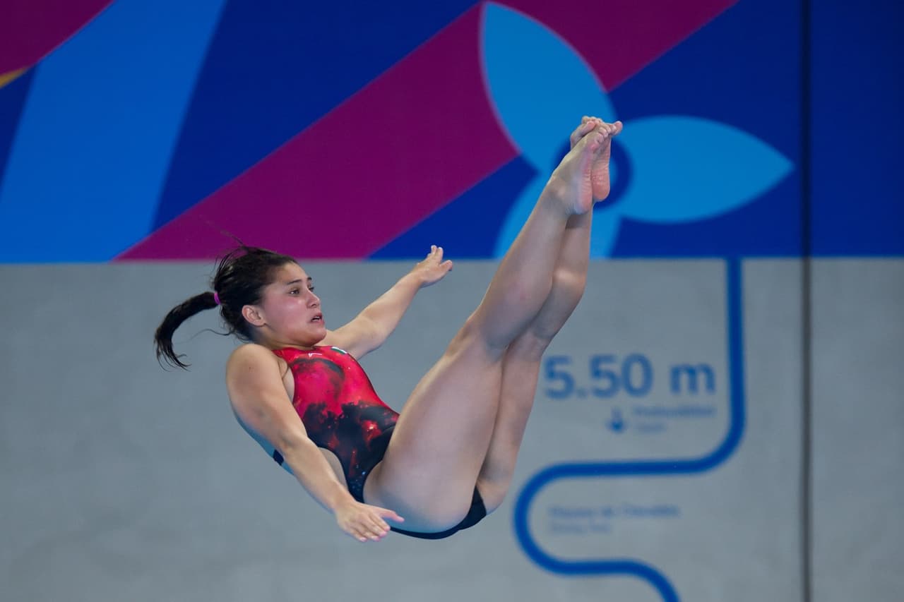 Plata para Dolores Hernández en el trampolín 3 m.; Paola Espinosa, novena