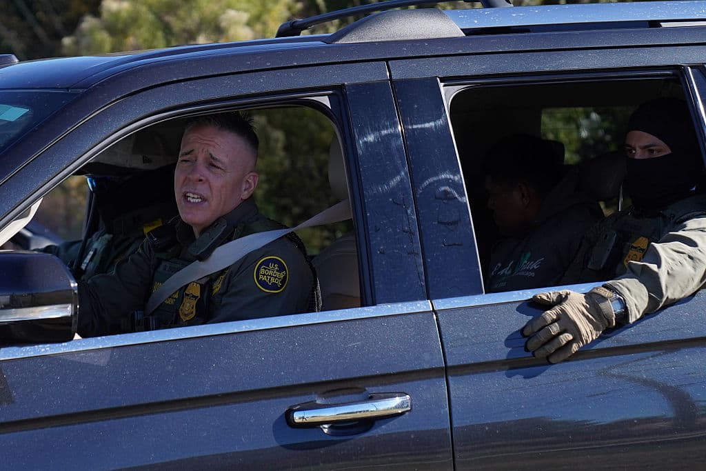 El jefe de la Patrulla Fronteriza, Gregory Bovino, es quien maneja una de las camionetas en las que van agentes enmascarados en busca de inmigrantes en Charlotte, en Carolina del Norte. Al operativo lo bautizó 
<b>'Charlotte's Web', </b>como 
<b>la famosa <a href="https://x.com/CMDROpAtLargeCA/status/1990181698911588801" target="_blank">pieza literaria de E.B. White, la cual citó en sus redes sociales</a></b>. 
<br>
<br>
<b>Martha White, nieta del escritor, repudió la iniciativa</b>. Expuso que 
<b>su abuelo "no creía en hombres enmascarados</b>, en carros sin matrícula, asaltando las casas y los lugares de trabajo de la gente 
<b>sin identificación ni citación</b>".