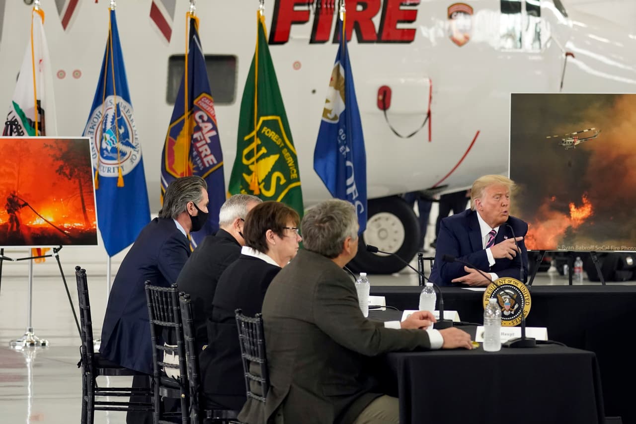 En la reunión con oficiales de gobierno y emergencia, Trump se rehusó a reconocer la influencia del cambio climático en los incendios forestales.