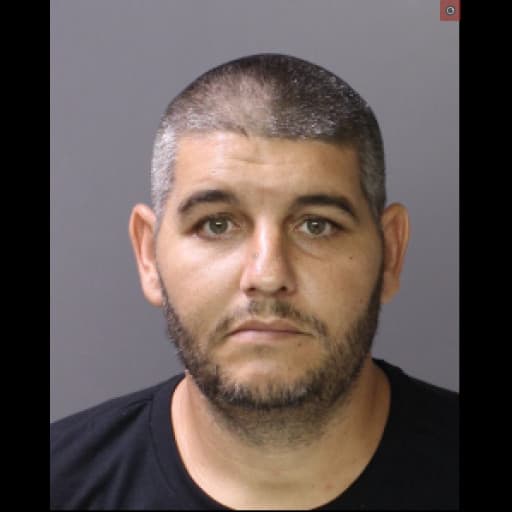 Las personas detenidas son Matthew James Byrne, el presunto líder, de 43 años.