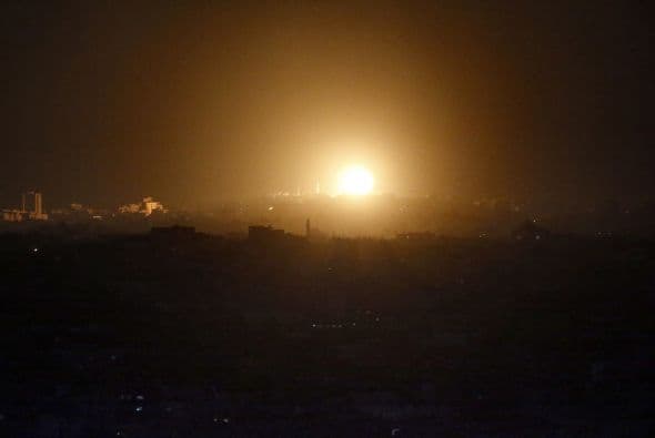 Vecinos de la Franja dijeron haber escuchado fuertes explosiones en ciudades y aldeas de todo el enclave costero.