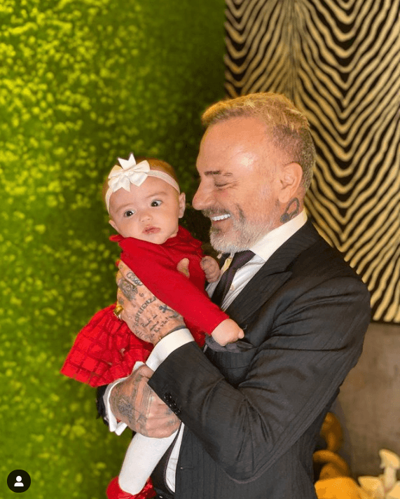 "Blu nació con el paladar sin cerrar, lo que clínicamente se conoce como 'paladar hendido'", explicó el millonario empresario. Precisó que "eso significó un golpe muy fuerte para los dos".
<br>