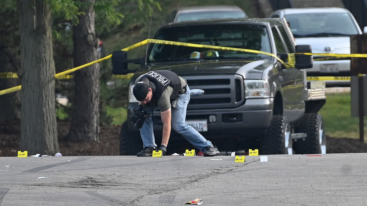 Incluso, se observó la llegada de elementos de la Agencia de Alcohol, Tabaco, Armas de Fuego y Explosivos, quienes se sumaron a las indagatorias en la escena.