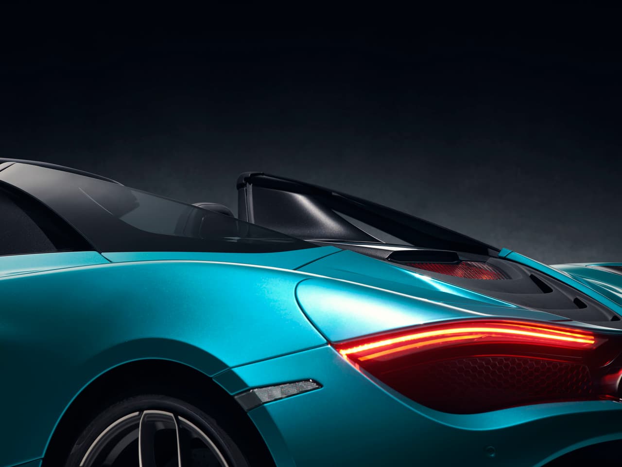 Su motor central es un 
<b>V8 twin-turbo de 4.0 litros</b> capaz de producir hasta 
<b>710hp (@7,500rpm) y 568lb-pie (@5,500-6,500rpm)</b>.