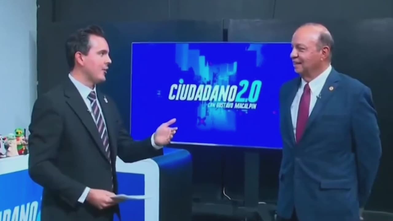 Director de canal responde a críticas tras despedir a presentador en vivo: "Lo pude haber hecho en privado"