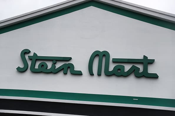 La cadena de tiendas departamentales Stein Mart se declaró en quiebra el miércoles después de 112 años en el negocio y anunció que cerrará la mayoría, si no todas, de sus 280 tiendas.
