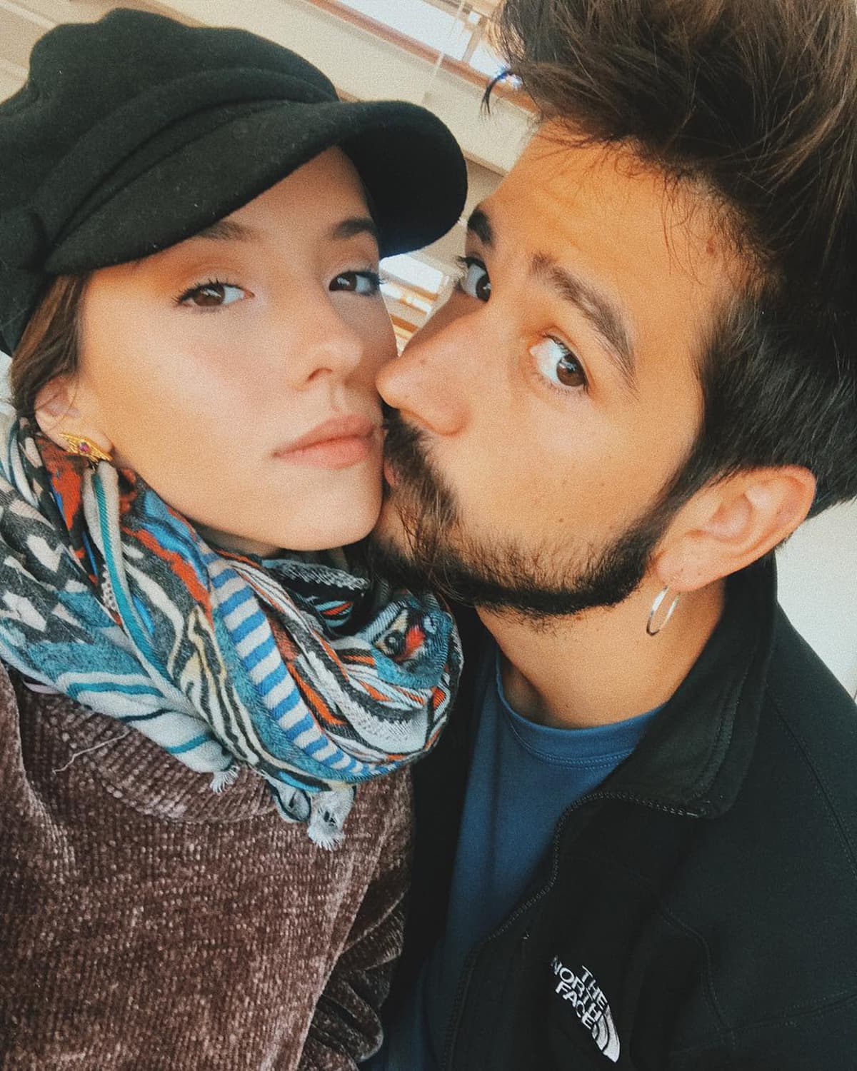 Camilo le pidió matrimonio a Evaluna en una sala de cine, con un romántico corto animado que los representaba y cerró con la frase: “Mi futuro es futuro solamente si es contigo”. Esta hazaña se logró gracias a la complicidad de 
<a href="https://www.univision.com/famosos/ricardo-montaner-su-reaccion-al-saber-que-sera-abuelo">Ricardo Montaner</a> y otros seres queridos de la cantante.