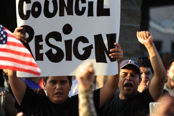 23 de julio del 2010: Rizzo, Spaccia y Adams renuncian a sus puestos en la ciudad. Rizzo se convierte el el mejor pagado en el sistema de pensiones de California. Se le otorga un salario de $600,000 por el resto de su vida. EN IMAGENES: Los sucesos que llevaron a la exposición de una de las ciudades más corruptas de los Estados Unidos Fuente: Los Angeles Times