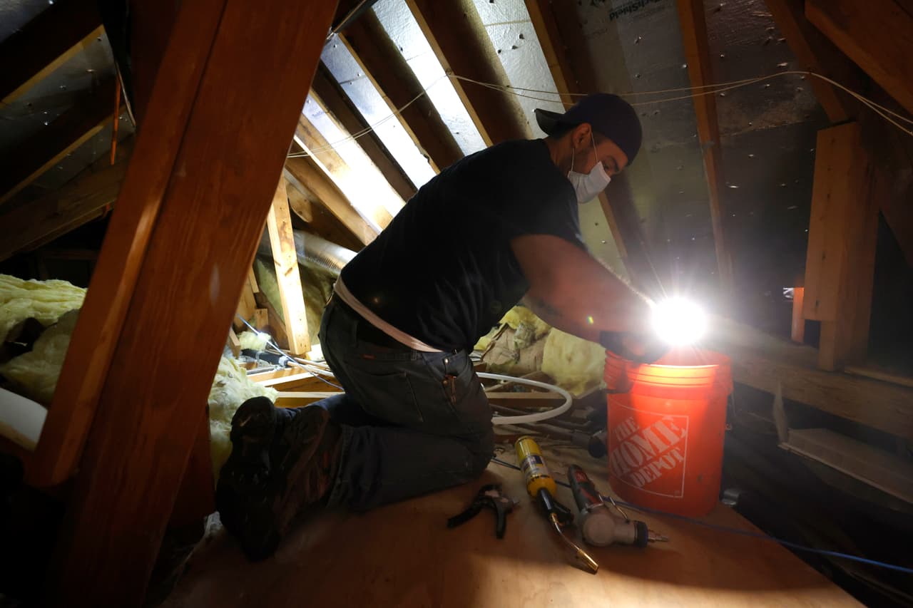 <b>Plomero: </b>Está entre
<b> </b>los trabajos mejor pagados sin un título. Esta profesión va más allá de arreglar tuberías o accesorios de agua. Los plomeros también forman parte del proceso de planificación y desarrollan planos para nuevas estructuras o aquellas que están siendo renovadas. El salario promedio puede ir desde 23,400 dólares hasta los 56,330 dólares.