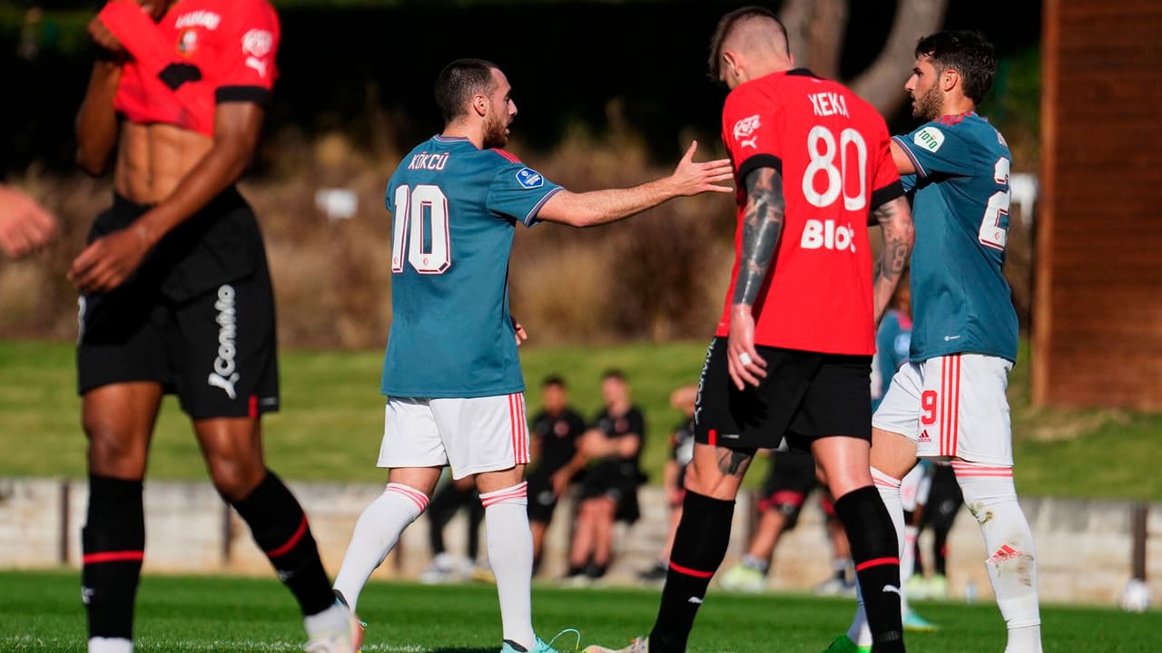 Santi Giménez asiste, pero Feyenoord pierde en amistoso ante Rennes