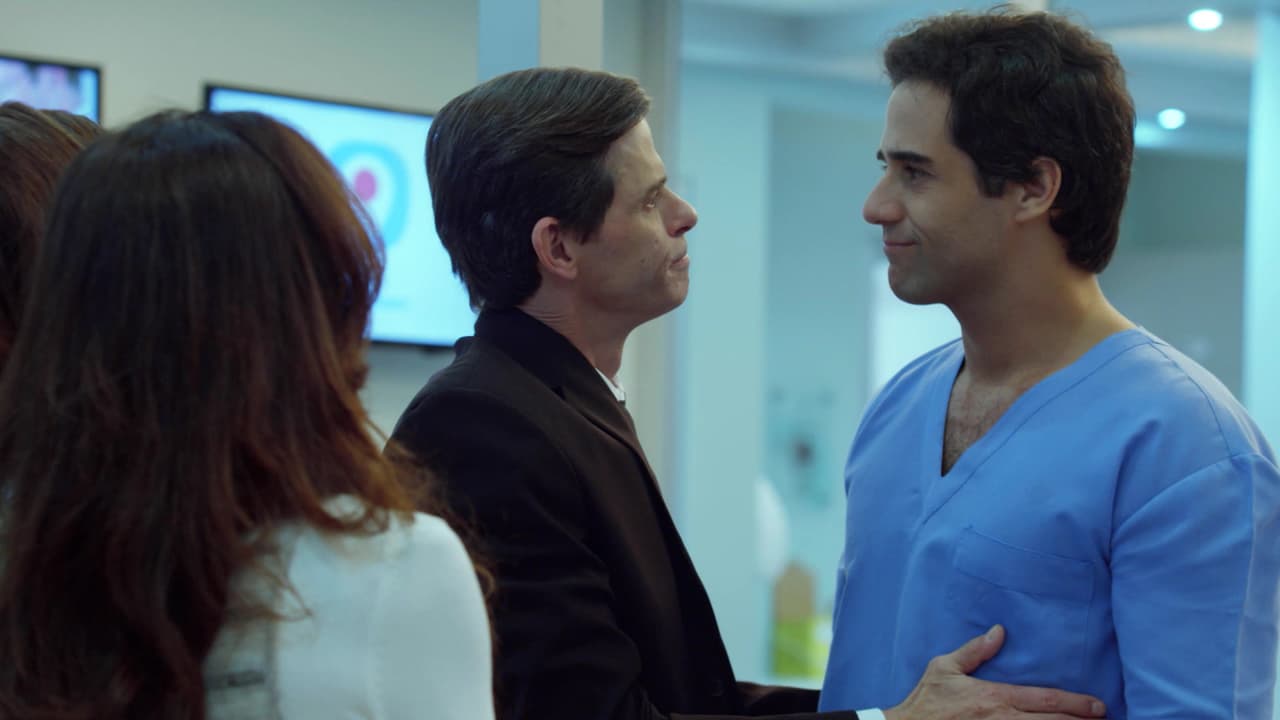 La relación entre Tiago y su padre
<b>Oswaldo</b> se convirtió en una de las mejores, pues el joven le permitió ayudarlo a superar sus problemas con las drogas y convertirse en médico.