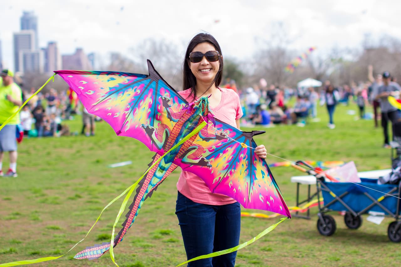 Se alienta a los asistentes a reservar un lugar de estacionamiento con anticipación o utilizar el sendero para caminar y andar en bicicleta de la ciudad.