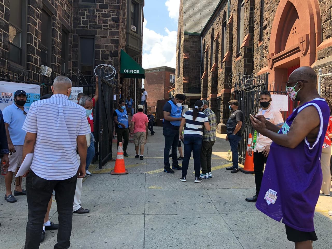 Aunque, en general, la jornada de votación fue organizada, hubo personas que acudieron al centro de votación ubicado en la avenida Lehigh en Filadelfia y no pudieron participar.