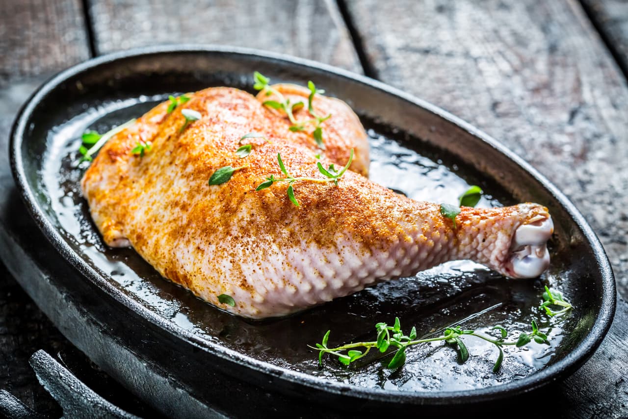 Para saborizar carnes, diviértete ensayando también con albahaca, laurel, curry, comino, mostaza seca, ajo, jalea de uva, pimienta verde, hongos frescos, nuez moscada y perejil, sumó Leigh Tracy, nutricionista del Centro Médico Mercy (Maryland).
