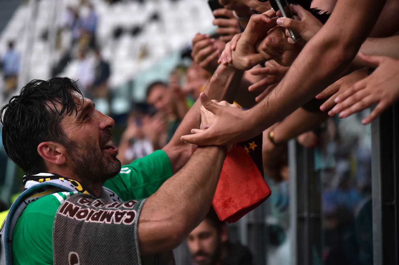 Al final, Buffon volvió a acercarse a los fanáticos para compartir con ellos, en medio de la celebración del título.