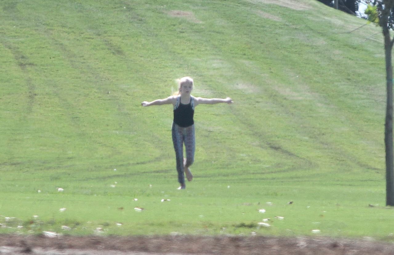 La chica se la pasó dando marometas en el pasto.