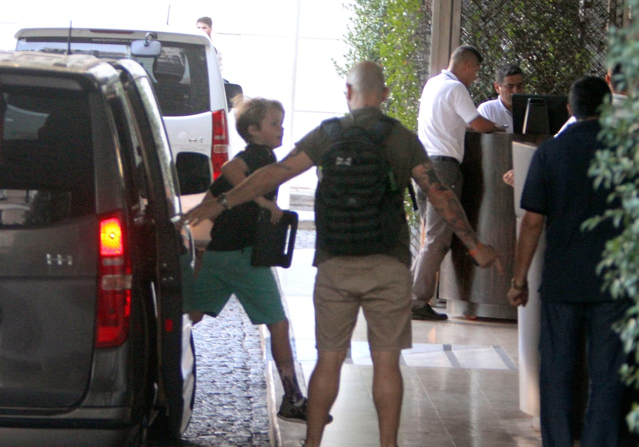 Atrás de ellos, Moses Martin.