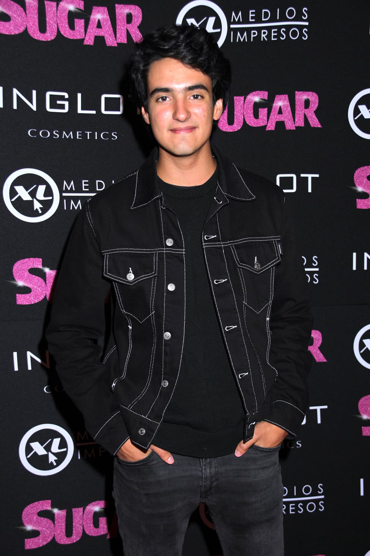 Sebastián Poza ha heredado el talento de sus padres, Mayrín Villanueva y Jorge Poza. A sus 16 años, ha logrado incursionar en la actuación y desarrollar sus habilidades musicales. 
<br>