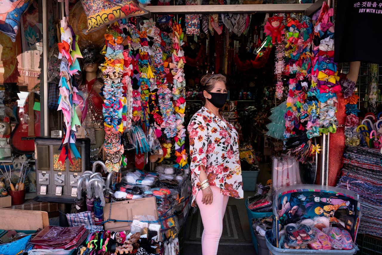 A pesar del incremento, 
<a href="https://www.univision.com/local/austin-kakw/gobernador-de-texas-anuncia-la-segunda-etapa-de-reapertura-del-estado-que-incluye-bares-y-guarderias">el gobernador Abbott informó este lunes que</a>, a partir de esta semana, podrían abrir negocios como gimnasios, guarderías, edificios para oficinas, centro de masajes, negocios de tatuajes y clubes de jóvenes como los 
<i>Youth Clubs, Boy Scouts y Girl Scouts. </i>