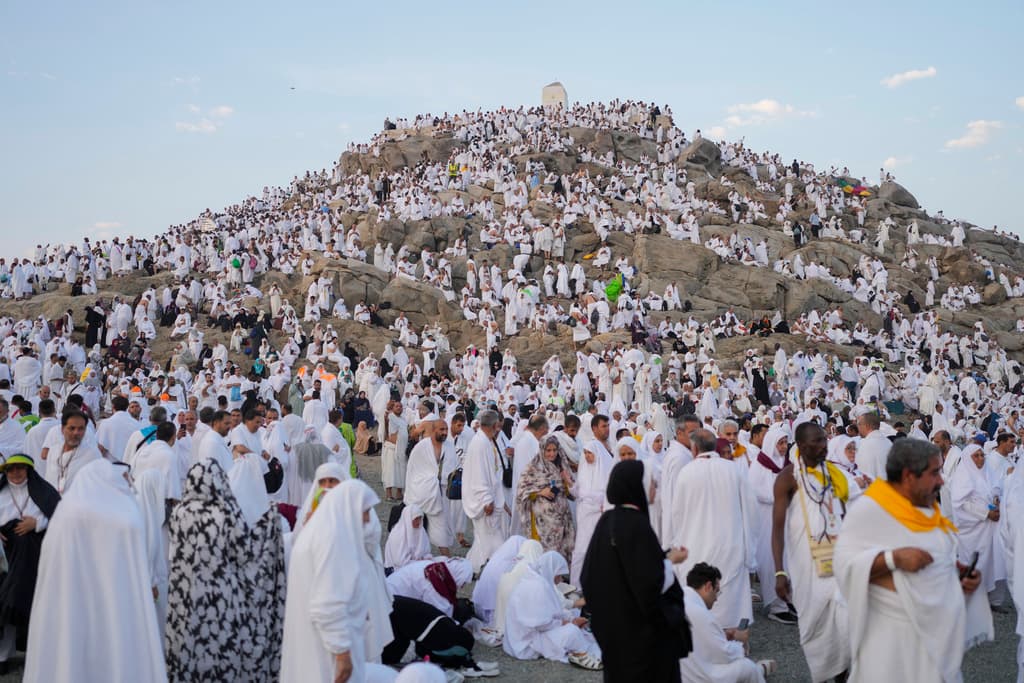 Peregrinos musulmanes congregados en la cima de la colina rocosa conocida como la Montaña de la Misericordia, en la llanura de Arafat, durante la peregrinación anual Hajj, cerca de la ciudad santa de Meca.