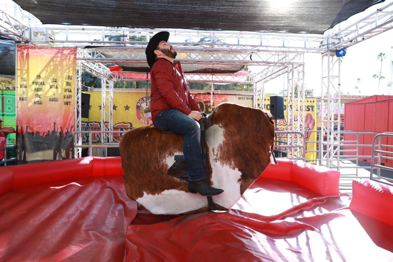Los juegos mecánicos no puedieron faltar y El Tambochi no le tuvo miedo al toro.