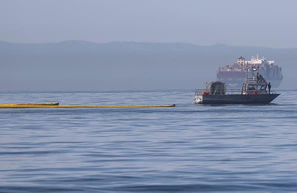 Unas 14 embarcaciones trabajan contra reloj para intentar evitar que más petróleo llegue hasta las playas. Mientras tres barcos de la Guardia Costera impuso una zona de seguridad frente a 1.000 yardas alrededor de los botes de derrames de petróleo, y cuatro aviones monitorean los daños y el progreso del derrame.