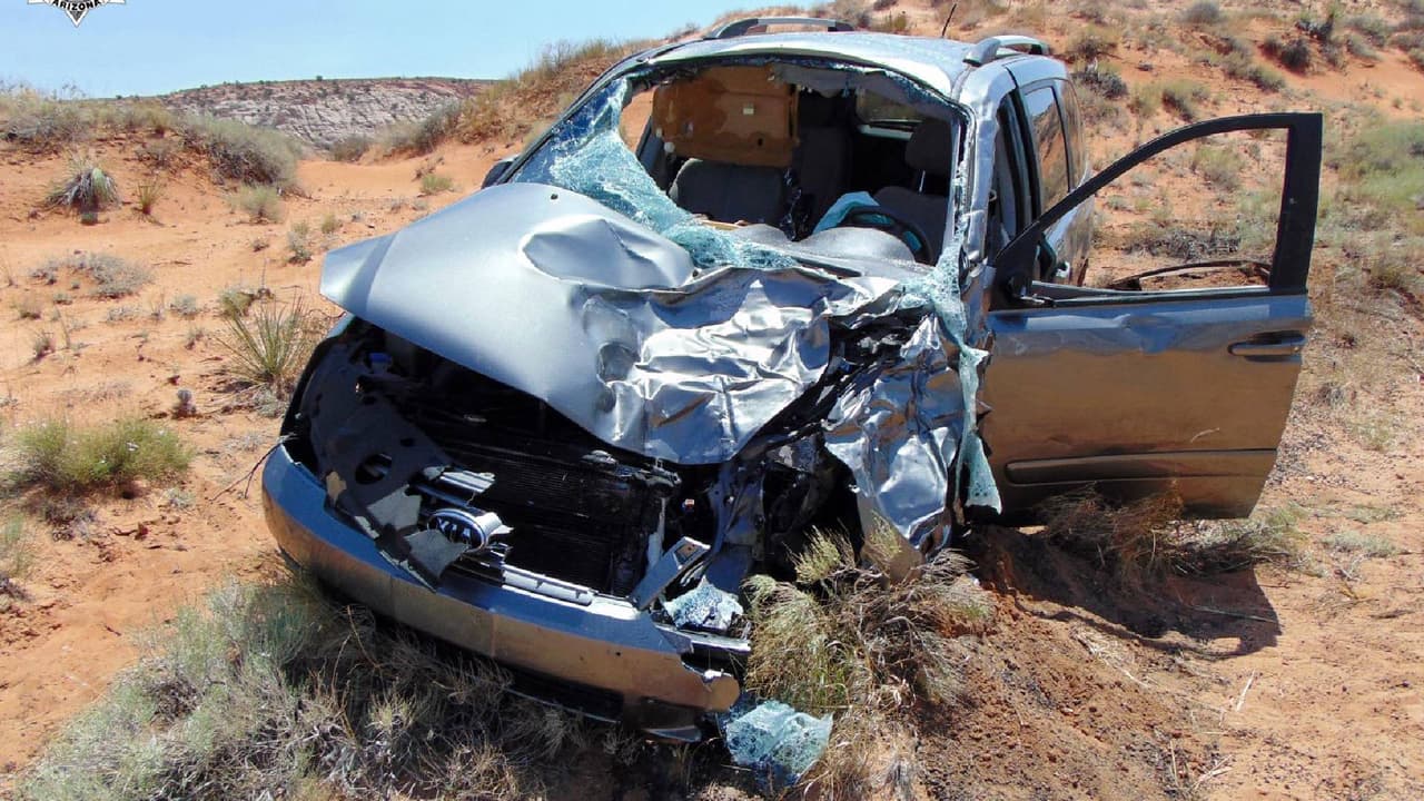 El conductor de un vehículo involucrado en un accidente que resulte únicamente en daños a instalaciones u otras propiedades es culpable de un 
<b>delito menor de clase 1</b>, y se le puede aplicar una multa de $500, hasta 30 días de cárcel, y un año de libertad condicional.