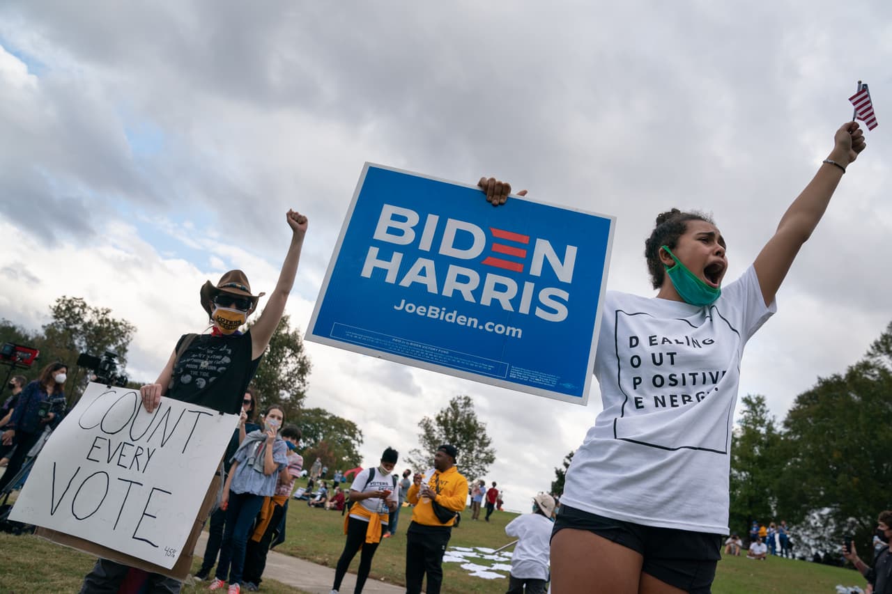 La gente celebra la victoria presidencial proyectada de Joe Biden en Freedom Park el 7 de noviembre de 2020 en Atlanta, Georgia. Los partidarios de todo el país están tomando las calles para celebrar después de que los medios de comunicación declararon al candidato presidencial demócrata Joe Biden ganador sobre el presidente Donald Trump en la carrera presidencial de Estados Unidos.