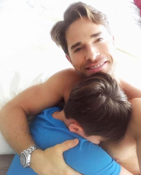 "Porque ser padre es de los sentimientos más poderosos e importantes en la vida de un hombre. 'Santi' y yo les deseamos muy feliz Día del padre a todos aquellos que tienen esa hermosa dicha y lo hacen con amor.", comentó Sebastián al pie de esta instantánea en junio de 2017.