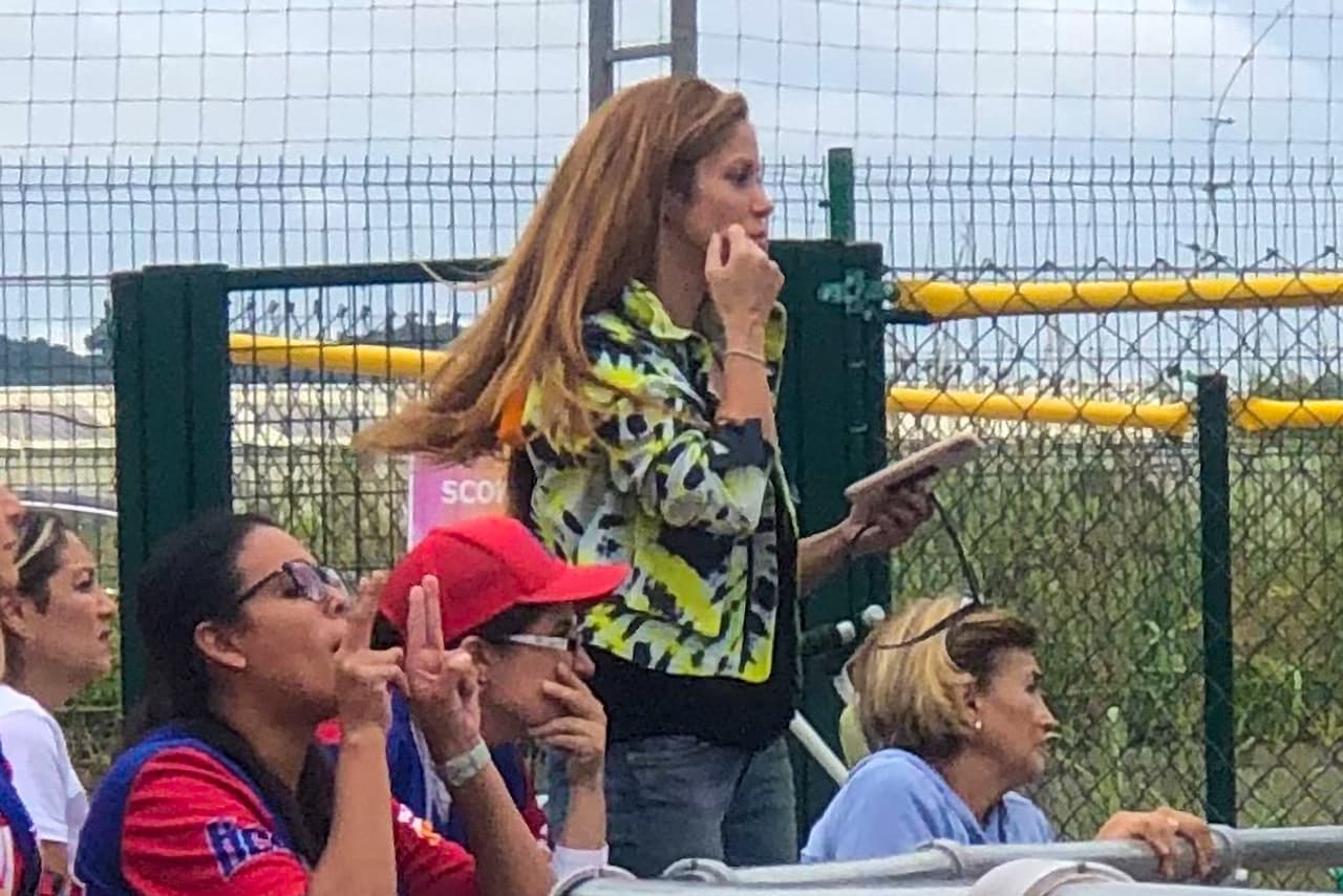 Cuando el partido terminó la cantante y el español felicitaron por separado a Milan.
<br>