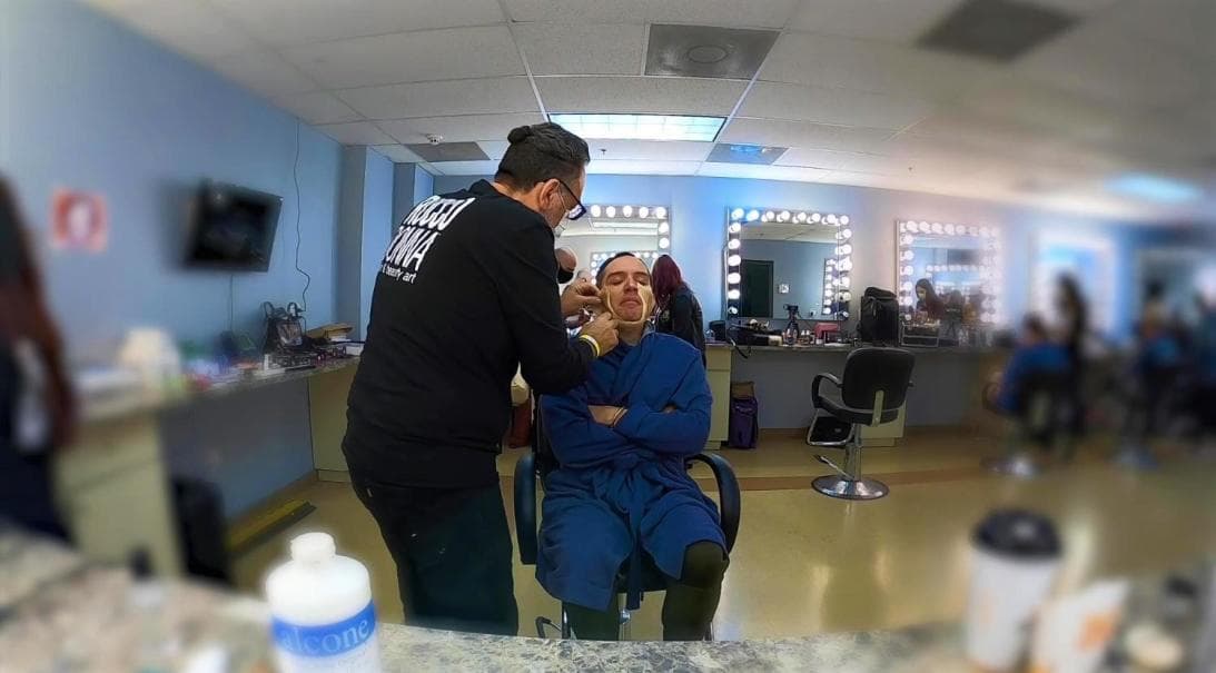 En el área de peinado y maquillaje pasó horas para aparecer en el escenario con sorprendentes caracterizaciones cada semana.