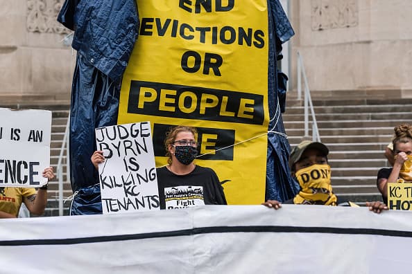 Si su residencia está cubierta por la Ley CARES, a partir del 25 de julio, su arrendador puede enviarle un aviso para desalojar su residencia por no pagar el alquiler, presentar un caso de desalojo por falta de pago o cobrarle un recargo por no pagar el alquiler.