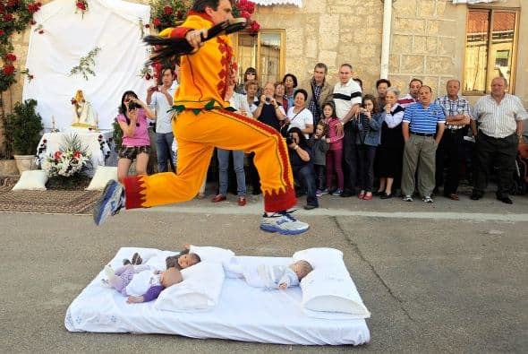 También conocido como el Salto del Colacho simboliza la lucha contra el pecado original con el que nacen los pequeños.