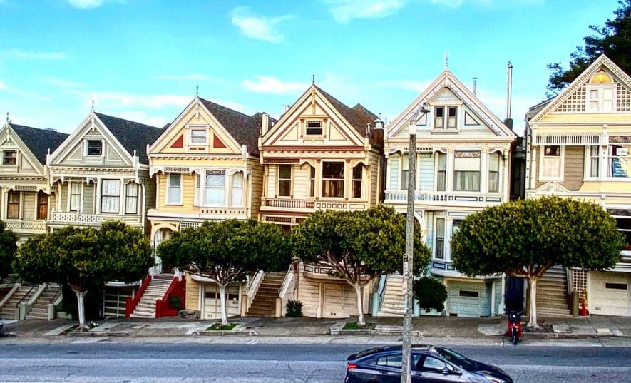La zona de Alamo Square es adornada por siete casas conocidas como las ‘damas pintadas’, una de ellas fue recientemente adquirida por 800 mil dólares más de su precio originalmente ofrecido, es decir, la veterana de la industria tecnológica Leah Culve compró el popular hogar en 3.55 millones de dólares. Si bien es cierto que por fuera la casa mantiene el encanto Victoriano proveniente de la época en la que fue construida, los 1800s, en el interior necesita una renovación. ¿Cuál es el precio? 
<br>