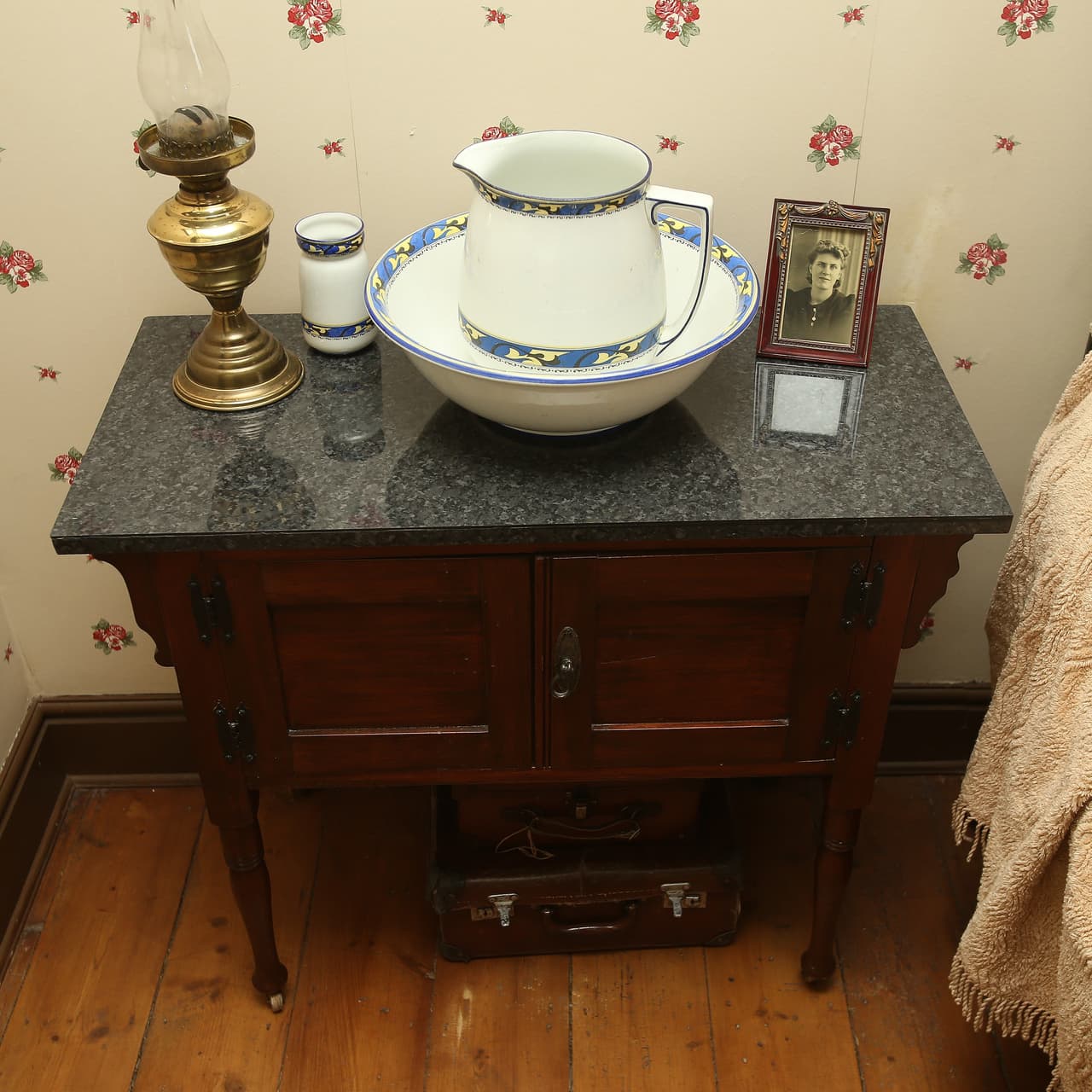 ¡Es una muy bonita mesa de noche con decoración encantadora!