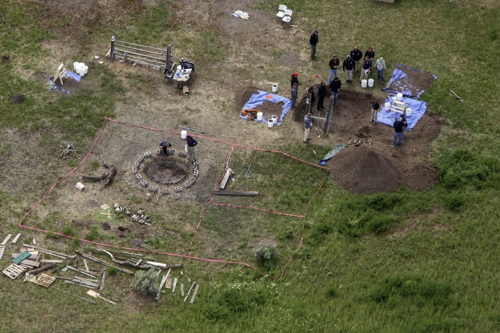 En esta foto aérea, los investigadores buscan restos humanos en la residencia de Chad Daybell el martes 9 de junio de 2020, en Salem, Idaho.