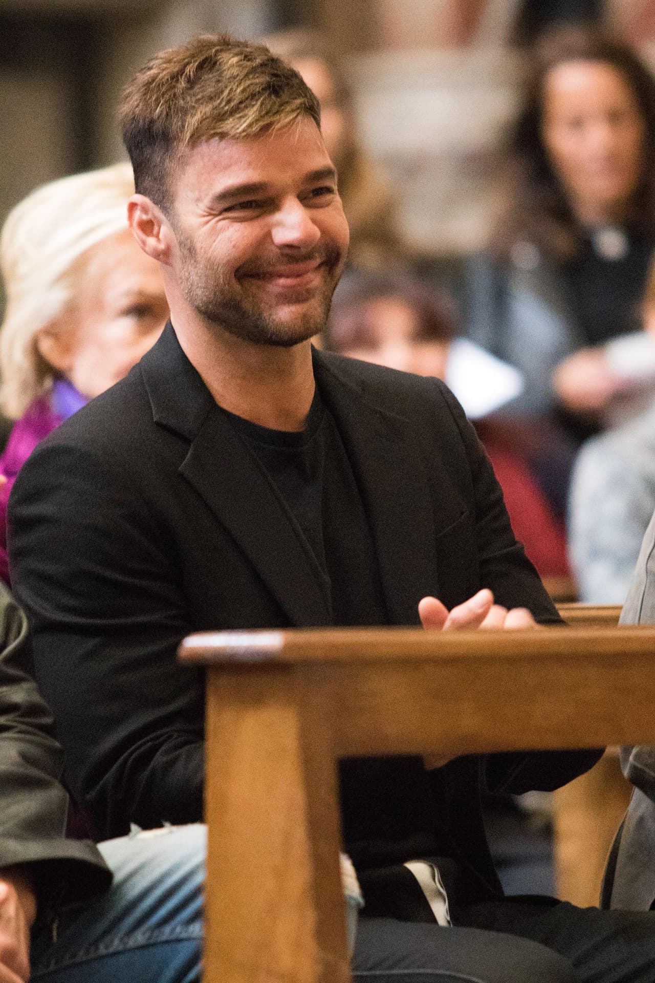 Muy orgulloso el artista con la creación artística de Jwan Yosef.